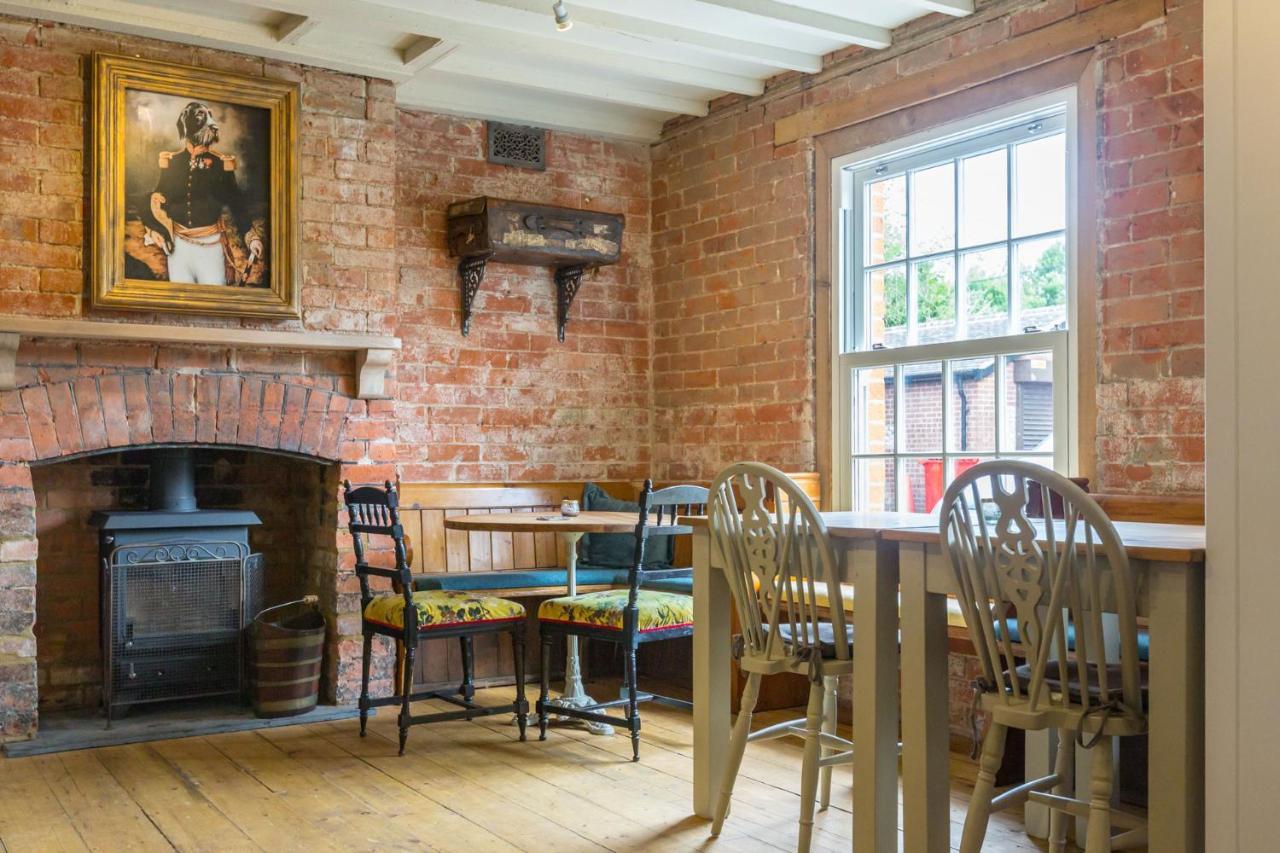 The Dog & Gun Inn Netheravon Eksteriør billede