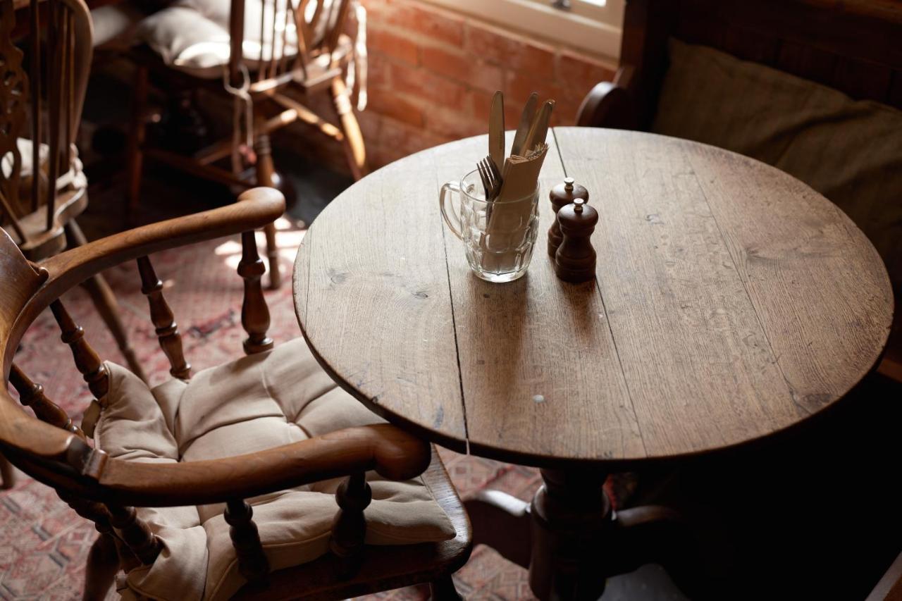 The Dog & Gun Inn Netheravon Eksteriør billede