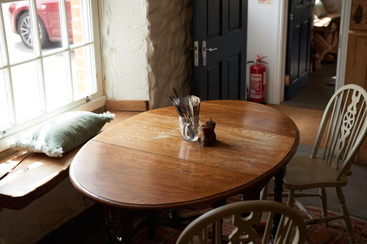 The Dog & Gun Inn Netheravon Eksteriør billede
