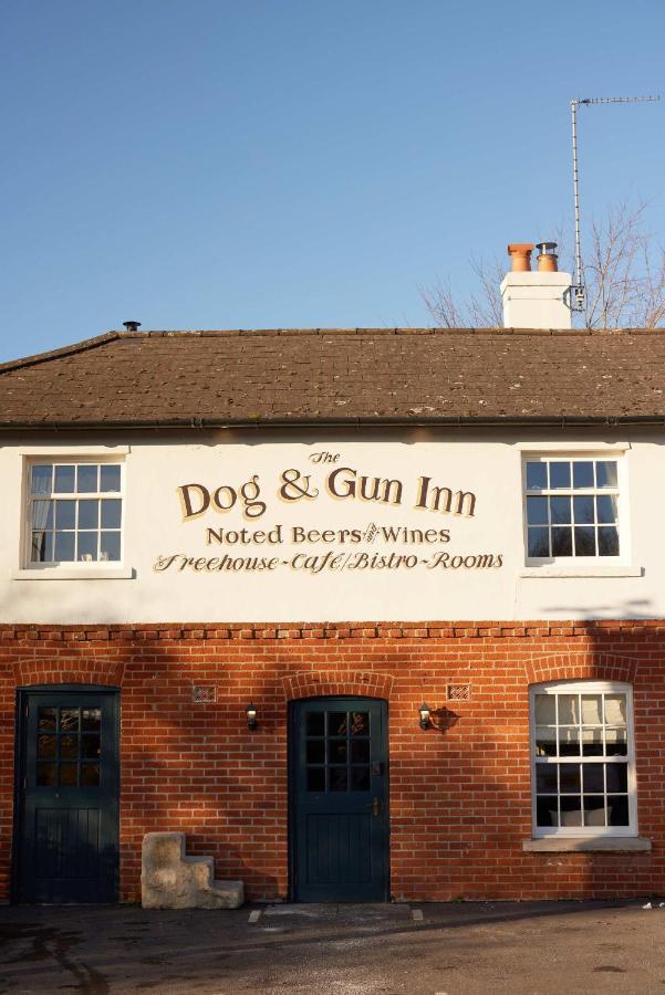 The Dog & Gun Inn Netheravon Eksteriør billede