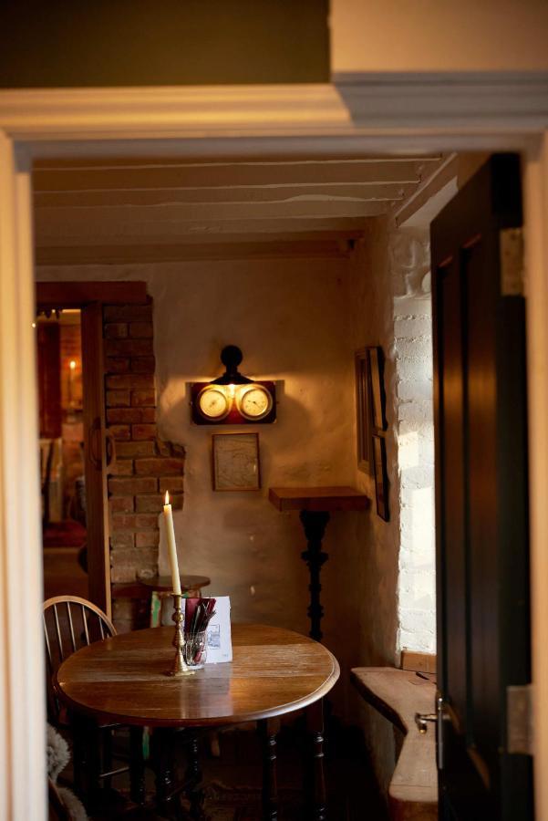The Dog & Gun Inn Netheravon Eksteriør billede