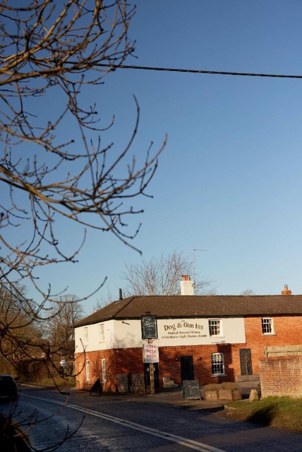 The Dog & Gun Inn Netheravon Eksteriør billede